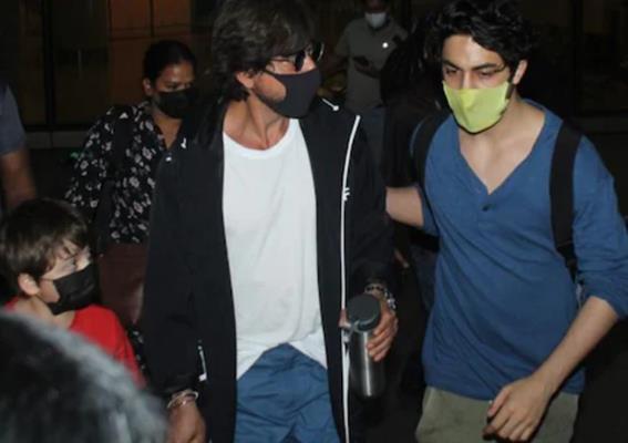 Shah Ruk Khan gets upset after a fan holds his hand