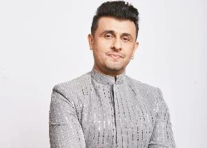 Sonu Nigam shared an interesting story about Lata Mangeshkar and her fear of performing on stage