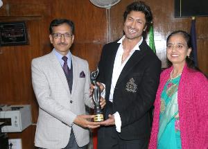 Vidyut Jammwal wins hearts all the way!