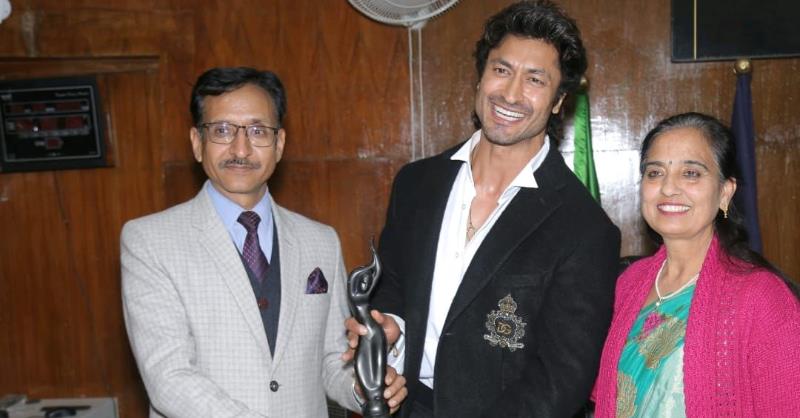 Vidyut Jammwal wins hearts all the way!