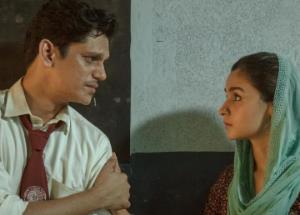 Hoots and Cheers by aspiring actors for the Darlings, Vijay Varma as he revisits his alma mater, FTII- Watch Video!