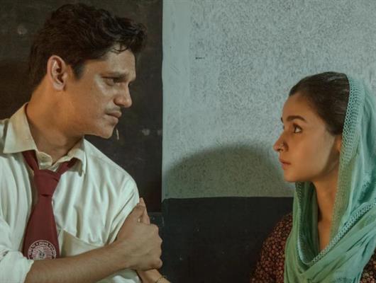 Hoots and Cheers by aspiring actors for the Darlings, Vijay Varma as he revisits his alma mater, FTII- Watch Video!