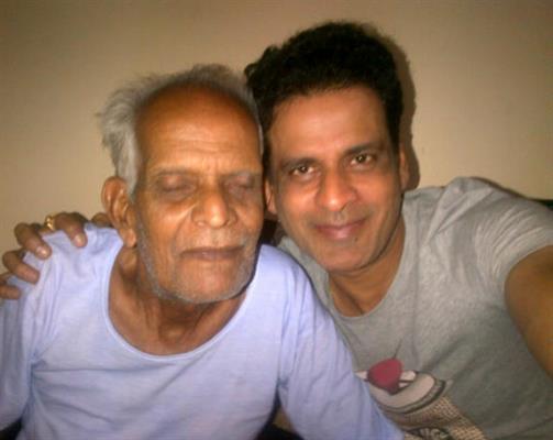 Manoj Bajpayee with his father 