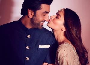 Alia Bhatt announces her pregnancy : Ranbir Kapoor and Alia's first child coming soon