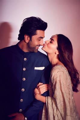 Alia Bhatt and Ranbir Kapoor announce their pregnancy expecting first child