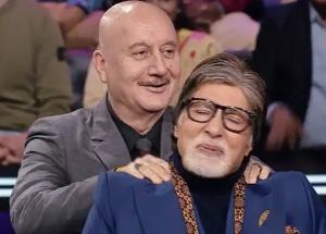 Anupam Kher gives a shoulder massage to Amitabh Bachchan