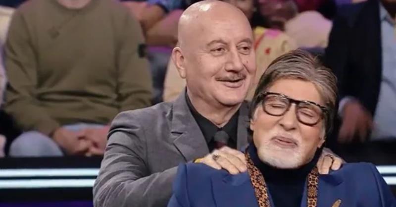 Anupam Kher gives a shoulder massage to Amitabh Bachchan