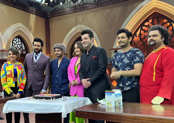 Amazon miniTV wraps up the shoot for Case Toh Banta Hai with celebrations, high-fives and lots of laughter on the sets.