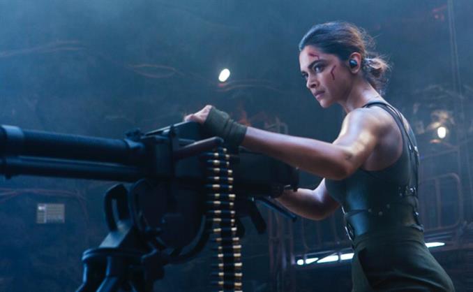 Deepika Padukone wields a Gattling gun in a jaw-dropping solo action sequence in Pathaan! 