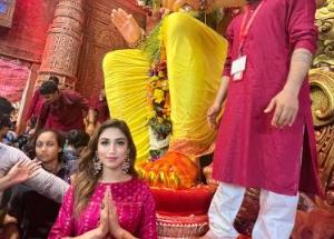 Bigg Boss 15 Contestant Donal Bisht goes pink as she visits Lalbaghcha Raja