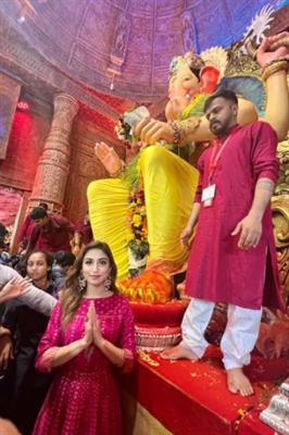 Bigg Boss 15 Contestant Donal Bisht goes pink as she visits Lalbaghcha Raja