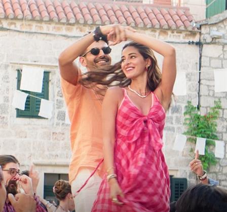 Tu Meri Main Tera Main Tera Tu Meri: Agra Ki Bawri Amrika Ka Bawra, Bawri Agra Ki Bawra Amrika Ka