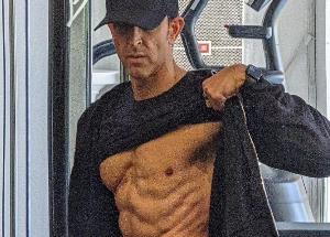 Hrithik Roshan flaunts his 8-pack body