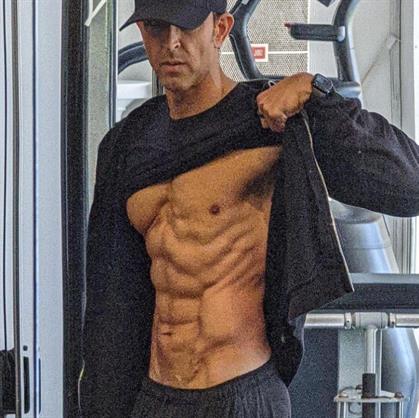 Hrithik Roshan flaunts his 8-pack body