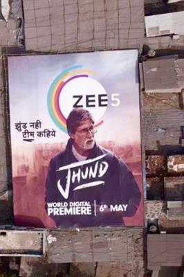 In a one-of-a-kind tribute to superstar Amitabh Bachchan, ZEE5 unveils a 100X100 ft poster of his film ‘Jhund’ to mark the movie’s World Digital Premiere