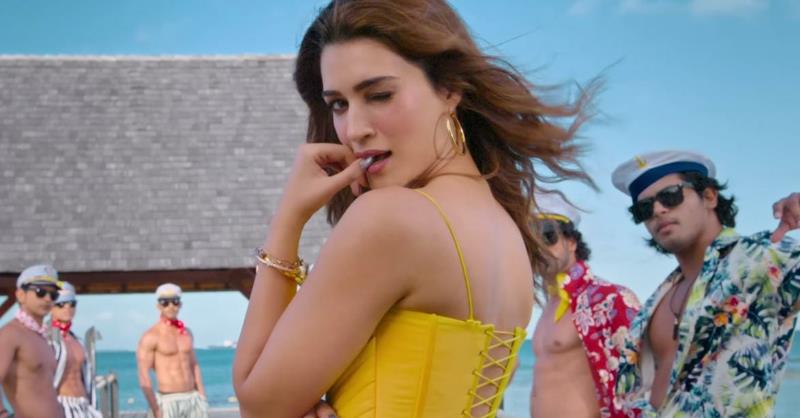 Shehzada: Kriti Sanon gets the temperature soaring high with her hot avatar in Munda Sona Hoon Main!