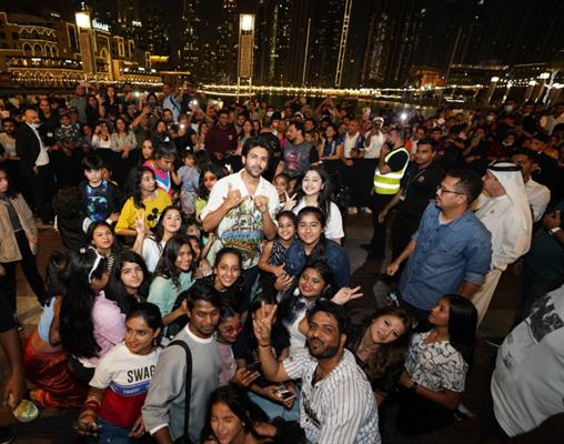 Kartik Aaryan shakes leg with fans at the world famous fountain area in Dubai Mall for Bhool Bhulaiyaa 2 tiltle track