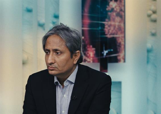 Award-winning filmmaker Vinay Shukla’s new feature doc, While We Watched, a newsroom thriller featuring Ravish Kumar wins at Toronto International Film Festival 2022