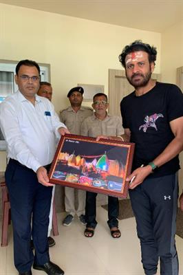 Manoj Bajpayee offers prayers at Deoghar Baba Baidyanath Dham Jyotirling in Jharkhand