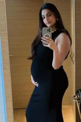Sonam Kapoor flaunts her baby bump
