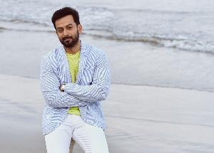 Prithviraj Sukumaran receives a warm welcome from the ‘Bade Miyan Chote Miyan’ family