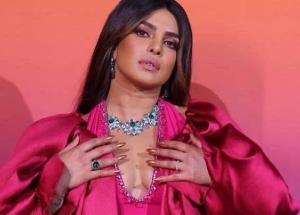 Desi girl Priyanka Chopra looks drop dead gorgeous in pink gown