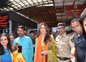 Rakul Preet Singh and Director Tejas Prabha Vijay Deoskar’s visit at Siddhivinayak temple 