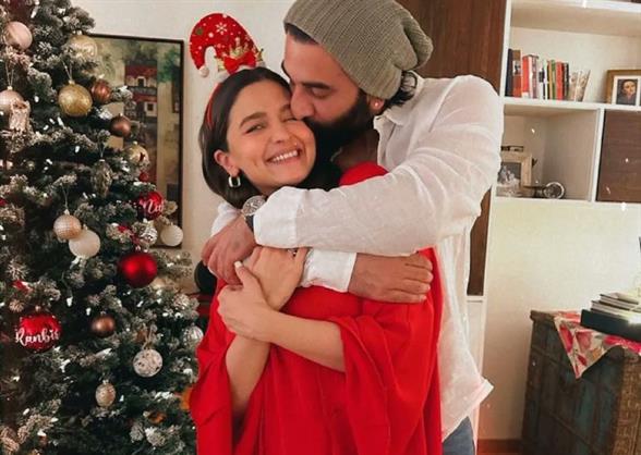 Ranbir Kapoor's adorable kiss for wifey Alia Bhatt on Christmas