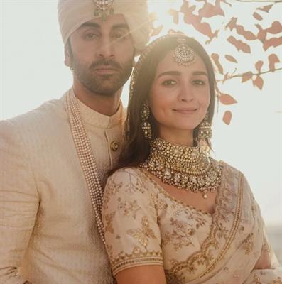 Ranbir Kapoor and Alia Bhatt kiss each other in dreamy wedding pictures