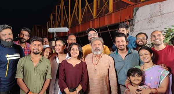 Sharman Joshi and Annu Kapoor with Sab Moh Maaya Hai crew