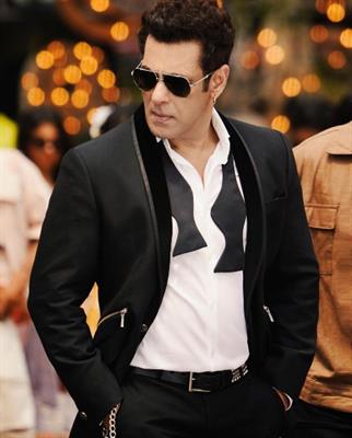 Salman Khan shares dapper look from the sets of Kisi Ka Bhai Kisi Ki Jaan