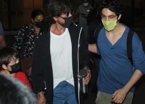 Shah Ruk Khan gets upset after a fan holds his hand