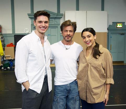 Shah Rukh Khan Visits Aditya Chopra’s Come Fall in Love – The DDLJ Musical Rehearsals in London