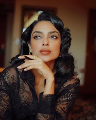 Shobhita Dhulipala glosses up her charm in the black