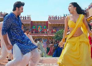 Tu Jhoothi Main Makkaar – Show Me The Thumka Song Lyrics starring Ranbir Kapoor and Shraddha Kapoor