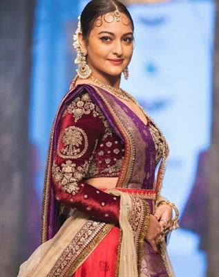 Sonakshi Sinha stuns in  two distinctive looks at the Fashion Week!