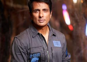 Sonu Sood Saves the Life Of  A Passenger On His Way Back From Dubai! Messiah For A Reason! 