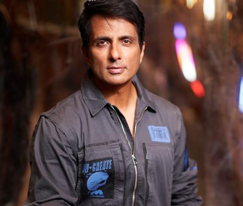 Sonu Sood Saves the Life Of  A Passenger On His Way Back From Dubai! Messiah For A Reason! 