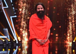 Swami Ram Dev ji gifts Superstar Singer 2 contestant Pranjal Biswas his vastra and kadhau from Haridwar