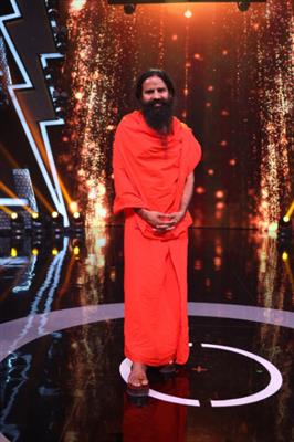 Swami Ram Dev ji gifts Superstar Singer 2 contestant Pranjal Biswas his vastra and kadhau from Haridwar