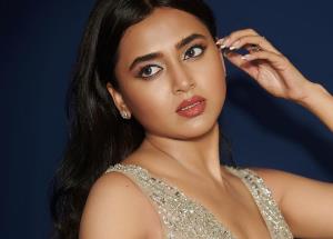 Tejasswi Prakash flaunts her sexy look in silver dress