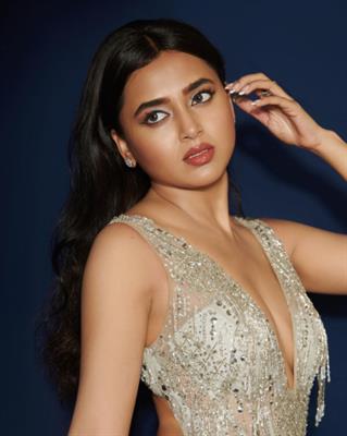 Tejasswi Prakash flaunts her sexy look in silver dress