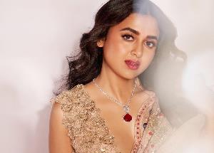 Tejasswi Prakash flaunts her golden saree in style