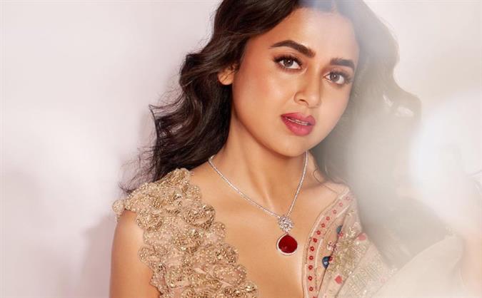 Tejasswi Prakash flaunts her golden saree in style