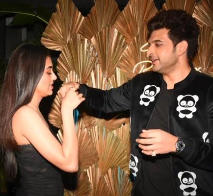 Karan Kundrra and Tejasswi Prakash twinning in black on his birthday