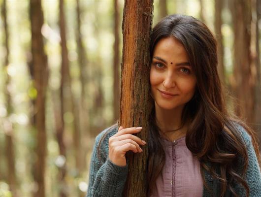 Versatile actress Elli AvrRam stuns the audience with her performance in the film Naane Varuven! 