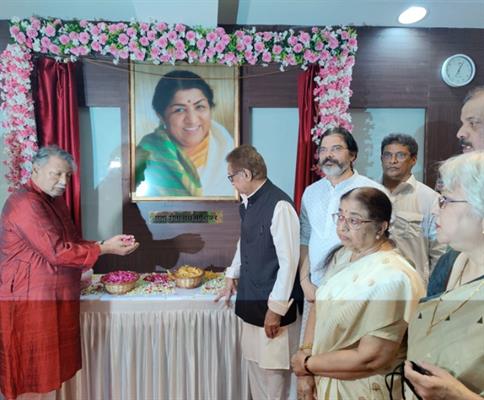 unveiling the photo of Late Sur Kokila Lata Mangeshkar in the hands of Vikram Gokhale in Deenanath Mangeshkar Auditorium