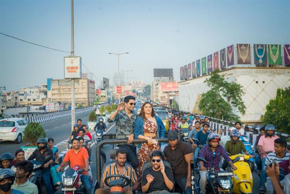 Adivi Sesh experiences crazy fandom in Vizag while promoting ‘Major’!