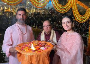 Akshay Kumar along with Samrat Prithviraj team perform Ganga puja with Samrat Prithviraj’s flag in Varanasi!