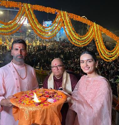 Akshay Kumar along with Samrat Prithviraj team perform Ganga puja with Samrat Prithviraj’s flag in Varanasi!